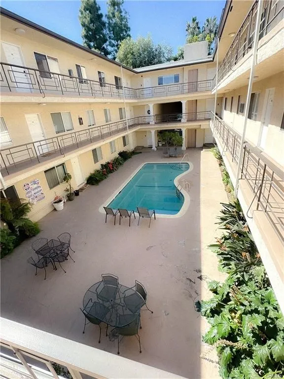 Sherman Oaks, California 91423, United States, 2 Bedrooms Bedrooms, ,2 BathroomsBathrooms,Residential,Active,200149