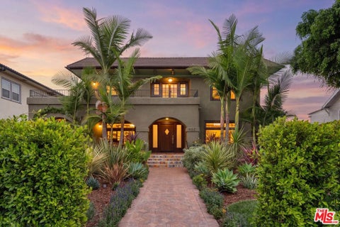 Photo of 1502 S Victoria Avenue, Los Angeles, CA 90019 (MLS # 26864997)