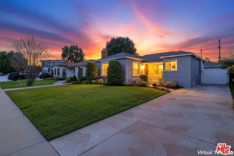 Photo of 8344 Kenyon Avenue, Los Angeles, CA 90045 (MLS # 25628661)
