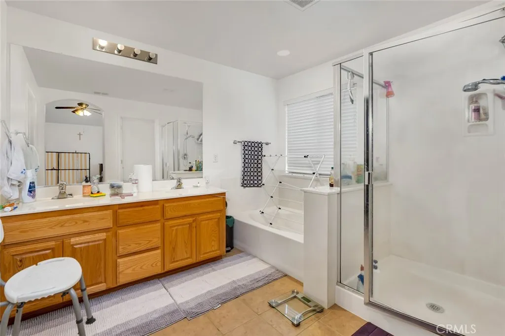 Chowchilla, California 93610, United States, 5 Bedrooms Bedrooms, ,3 BathroomsBathrooms,Residential,Active,235403