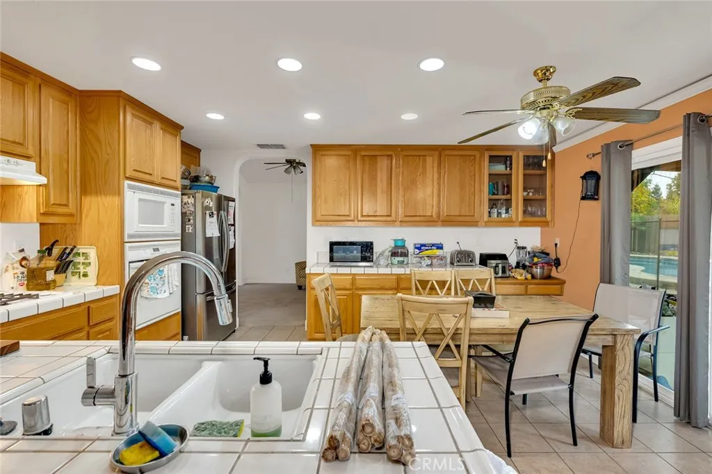 Chowchilla, California 93610, United States, 5 Bedrooms Bedrooms, ,3 BathroomsBathrooms,Residential,Active,235403