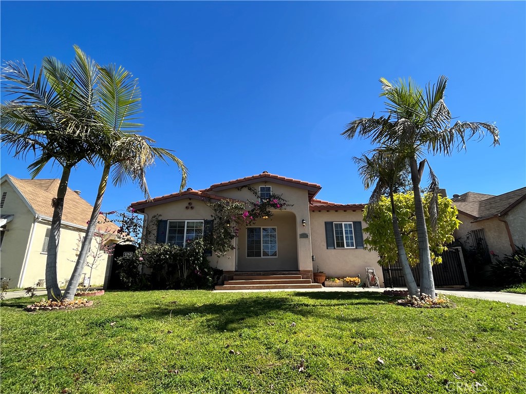 A charming house located in a very comfortable neighborhood in Alhambra.
Centrally located near schools and shopping centers in Alhambra.
1 Bedroom, 1 Full Bathroom, 1 Full-Size Kitchen, Living Room, and Dining Room
