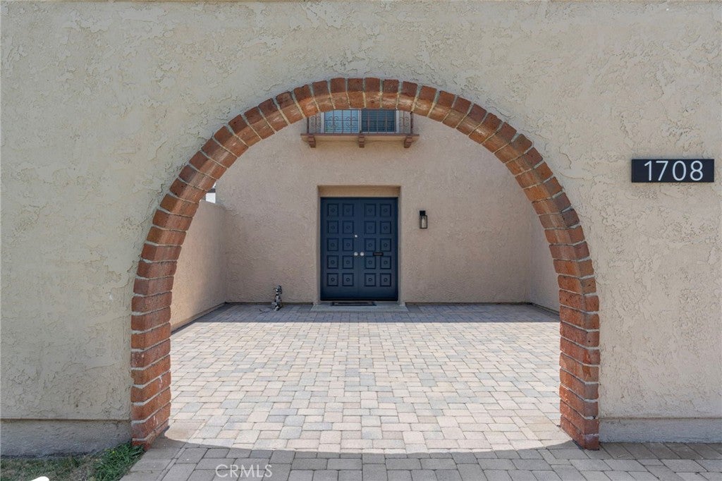 1708 E Cyrene