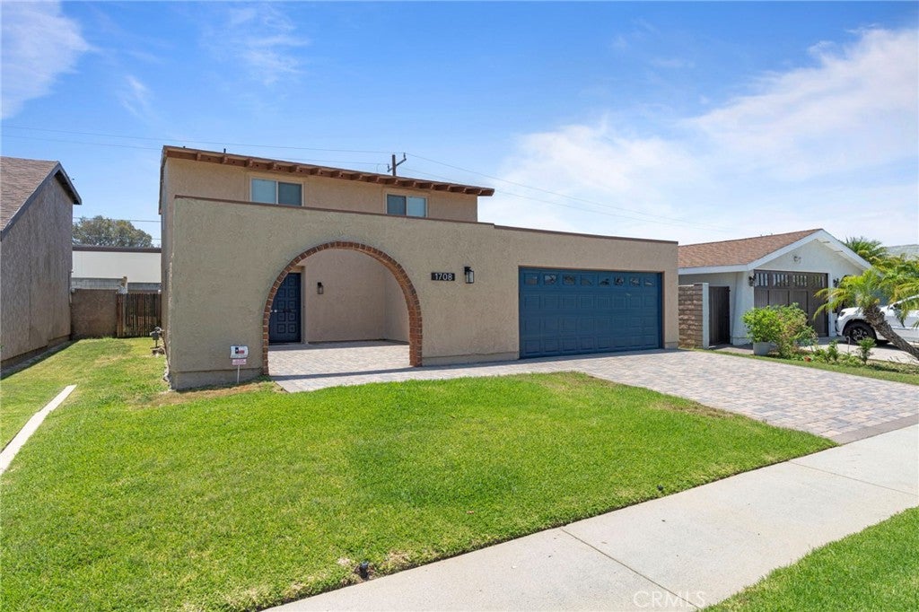 1708 E Cyrene