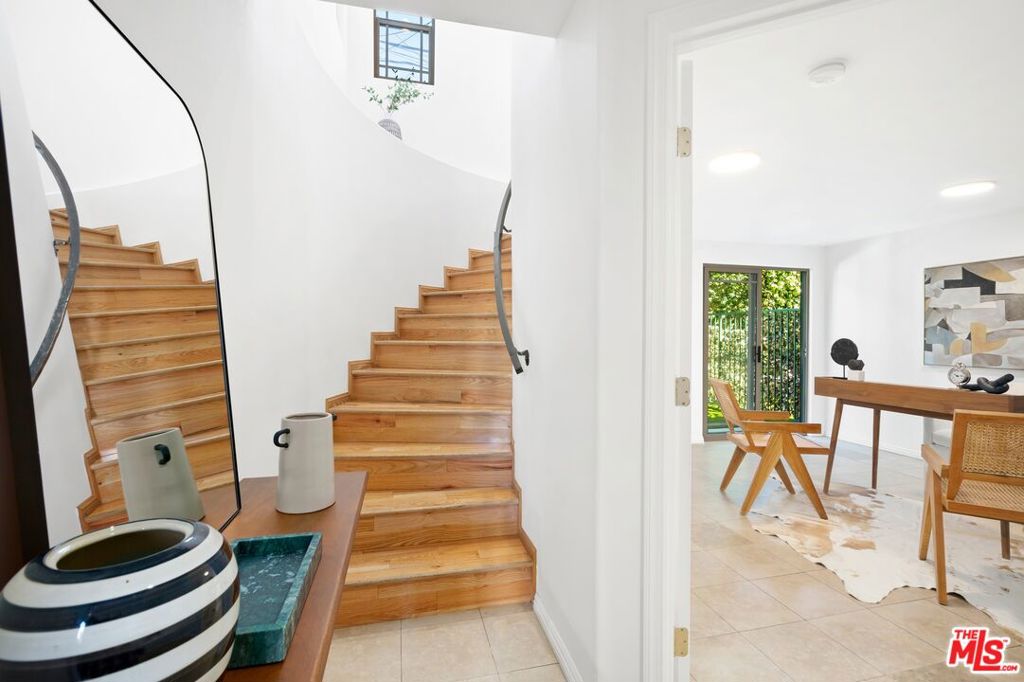 822 N Mccadden Place