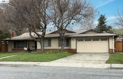 Photo of 865 Kensington Dr Dr, Fremont, CA 94539 (MLS # 41128181)