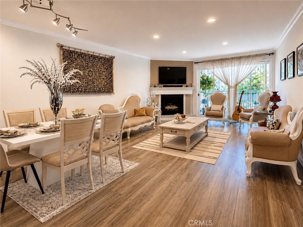 5565 Canoga Avenue 207