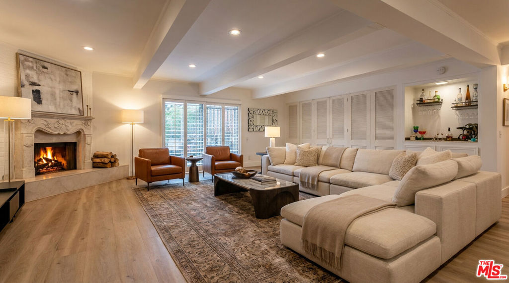 2385 Roscomare Road D17