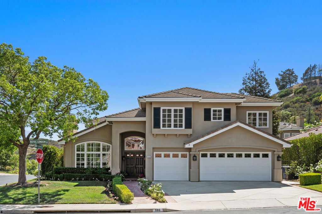 Photo of 186 Royal London Court, Lake Sherwood, CA 91361 (MLS # 26104271)