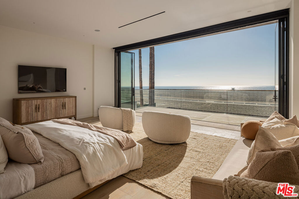 938 Palisades Beach Road