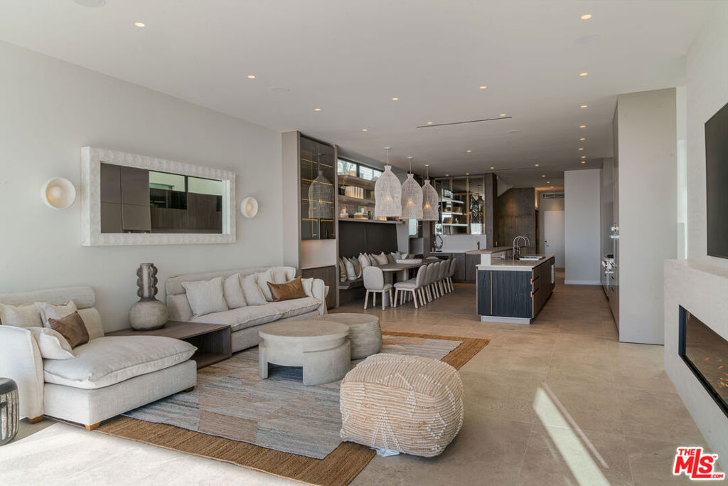 938 Palisades Beach Road
