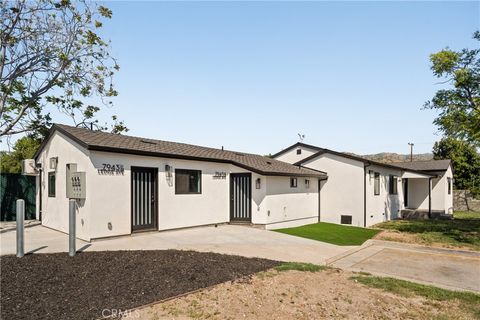 Photo of 7943 Ledge Avenue, Sun Valley, CA 91352 (MLS # SR26066590)