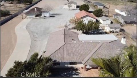 Photo of 8756 Oakwood Avenue, Hesperia, CA 92345 (MLS # SW26032647)