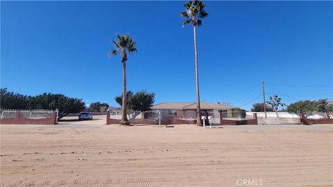 Photo of 8756 Oakwood Avenue, Hesperia, CA 92345 (MLS # SW26032647)