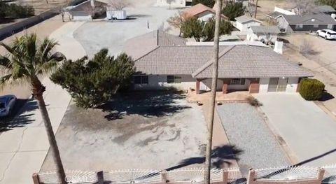 Photo of 8756 Oakwood Avenue, Hesperia, CA 92345 (MLS # SW26032647)