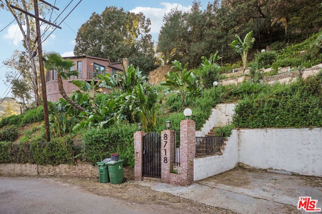 8718 Crescent Drive