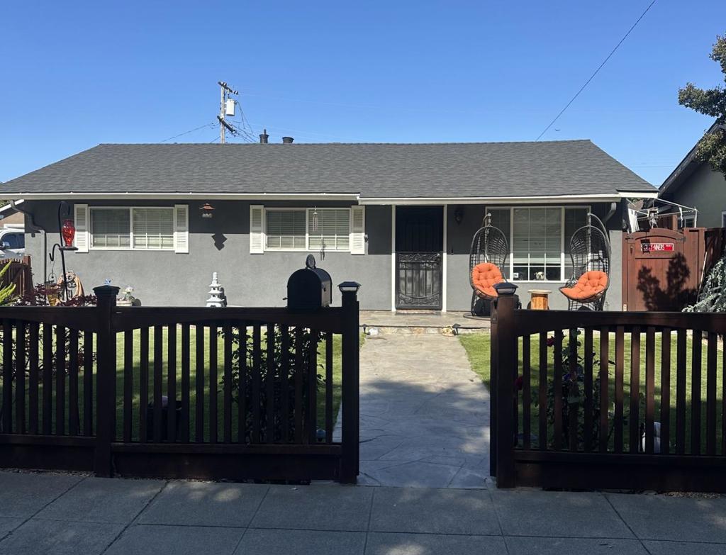 3885 Maui Drive