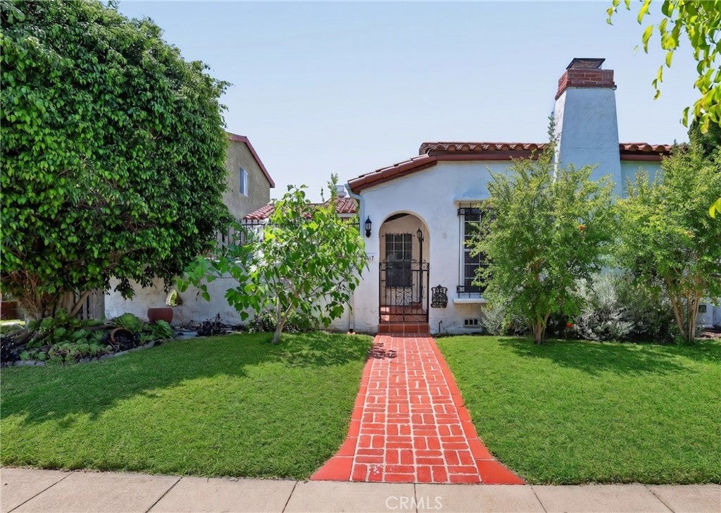 Photo of 7607 8th Avenue, Los Angeles, CA 90043 (MLS # PW26102601)
