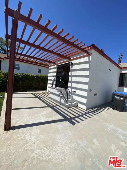 Newly remodeled single unit in Culver City! Newer appliances with washer & dryer in unit. Hardwood floors. Mini split air/heat in unit. Outdoor patio. 1 car parking space. Close to downtown CC, shops, & restaurants!