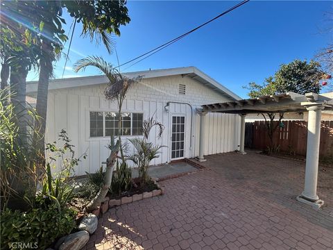 Photo of 3718 E 15th St, Long Beach, CA 90804 (MLS # PV26081302)