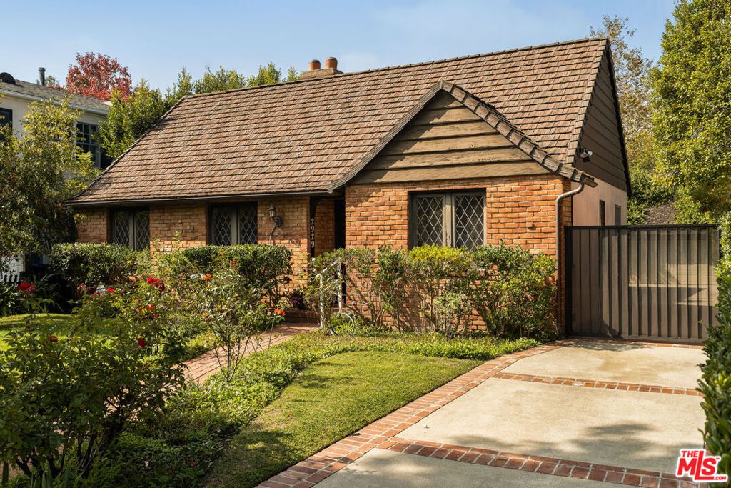 Photo of 2929 Wicklow Road, Los Angeles, CA 90064 (MLS # 25611793)