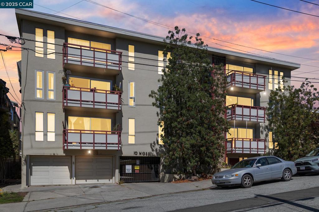 With Piedmont and Grand Avenues to the right and left of the front door, you can enjoy the best neighborhoods of Oakland before retreating to your top floor sanctuary for some R&R. A line of southwest windows brings in the afternoon light across luxury plank floors. Perhaps a soak in the clawfoot tub before perusing your finds from the Saturday Farmer's Market and making dinner in a thoughtfully laid out kitchen? A generous dining area and adjacent vintage 1960's fireplace will ensure lively conversation flows. Finally enjoy the evening on the deck or retire to either of the spacious bedrooms, each private and one en suite. No need for a car in this neighborhood, but should you want to store one a gated space is waiting on the lower level.