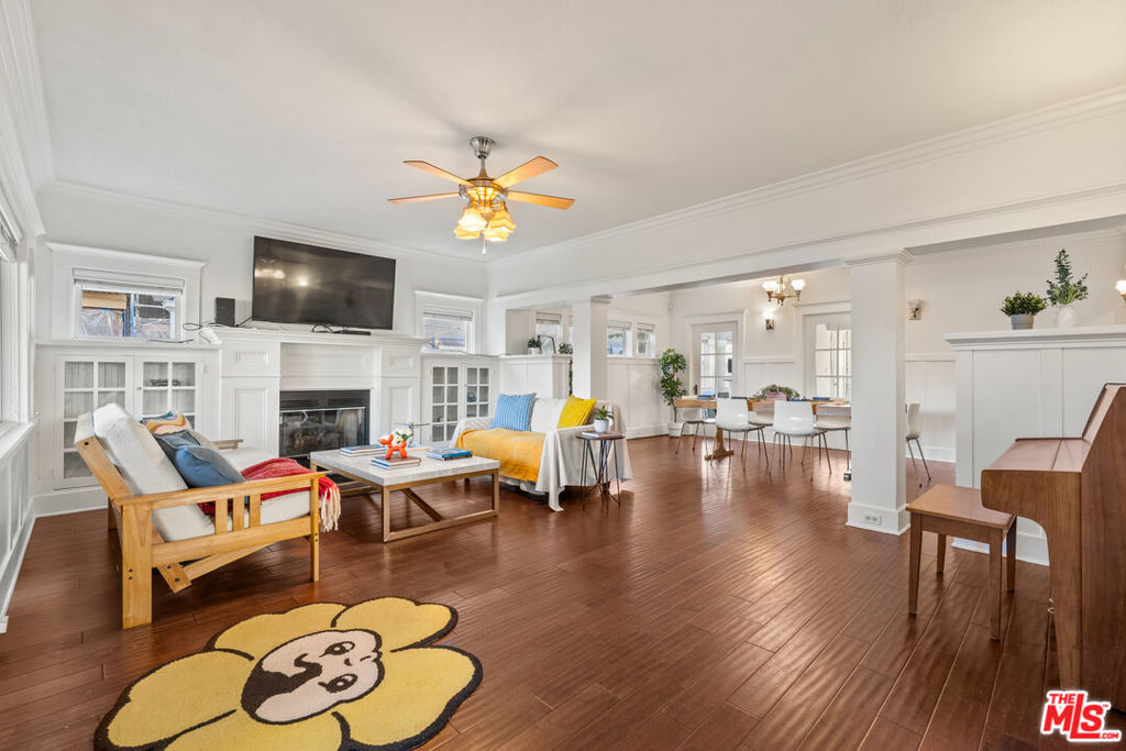 1513 S Victoria Avenue