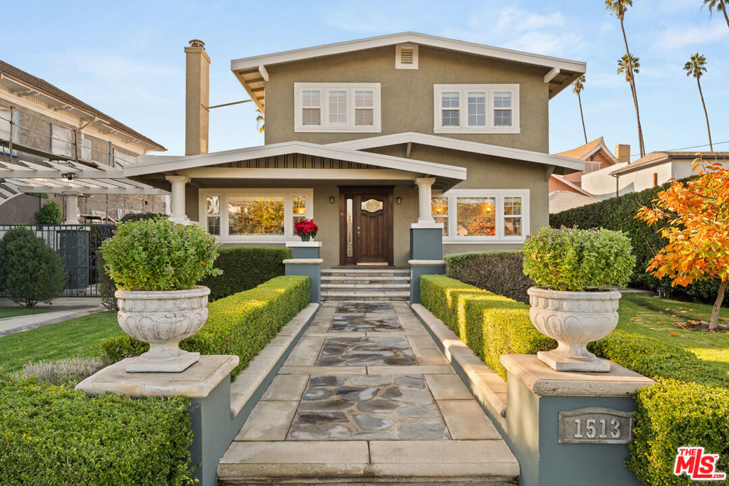 1513 S Victoria Avenue