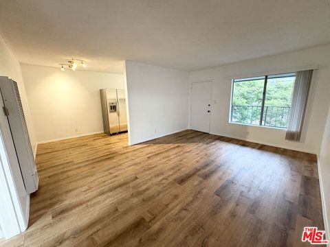 Photo of 534 Santa Clara Avenue #6, Venice, CA 90291 (MLS # 25629859)