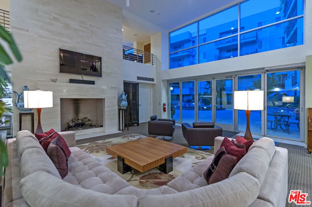 Los Angeles, California 90012, United States, 2 Bedrooms Bedrooms, ,2 BathroomsBathrooms,Residential,Active,188589