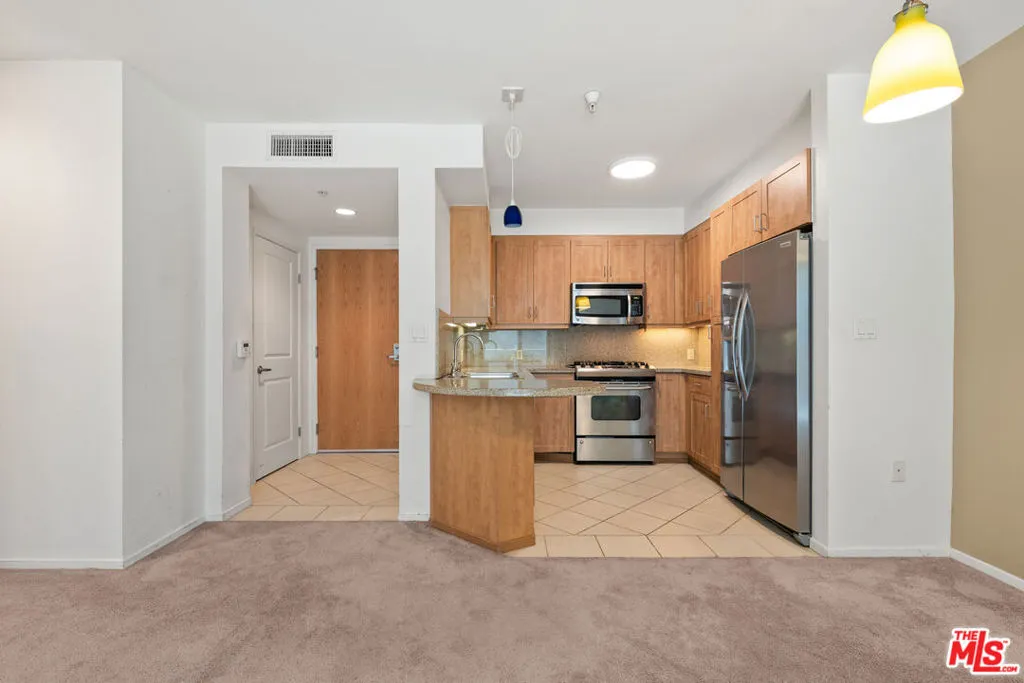 Los Angeles, California 90012, United States, 2 Bedrooms Bedrooms, ,2 BathroomsBathrooms,Residential,Active,188589