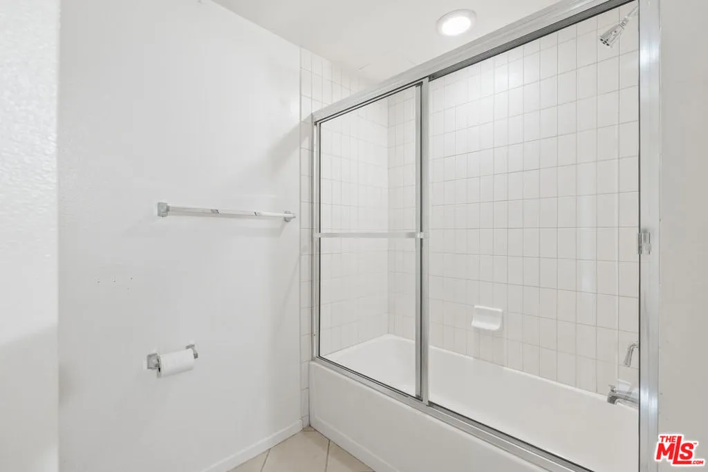 Los Angeles, California 90012, United States, 2 Bedrooms Bedrooms, ,2 BathroomsBathrooms,Residential,Active,188589