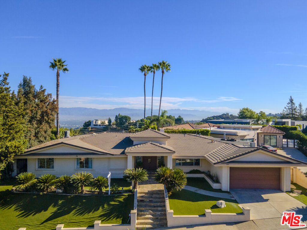 Photo of 3120 Elvido Drive, Los Angeles, CA 90049 (MLS # 25592821)