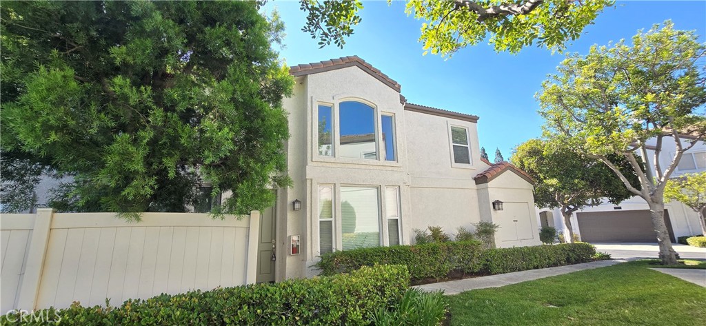 Beautiful Condo in the Altia Community. This three bed, two and half bath condo includes high entry ceilings lined with dramatic tall windows for a grand entrance. Nice kitchen with newly installed crystal style countertops, bar stool countertop and updated fixtures. The living room has a chimney with newly installed crystal face and plenty of space to gather and entertain. The master bedroom is spacious and easily accommodates a queen or king size bed with walk-in closet and ensuite bathroom. The master bathroom includes dual vanity sinks, oversized tub with separate shower and newly installed light fixture. Bedrooms two and three have hard floors with good closet space lined with multiple windows that let in plenty of natural light. There's a 2 car garage with washer/dryer hookups. Hard floors and recessed lighting throughout and HVAC system to stay comfortable year round.
Easy Access to 91, 15 and 71 Freeways. Located blocks away from McKinley Crossroads Retail/Shopping Mall and abundant Restaurant, Food and close by retail options. Less than 5 miles from Corona Regional Medical Center and Metrolink Station. Walking distance to Parkview Park and close to Hidden Valley Golf Club.