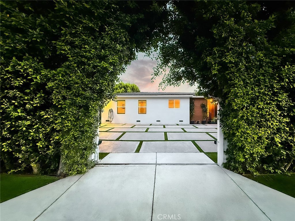 15722 Magnolia