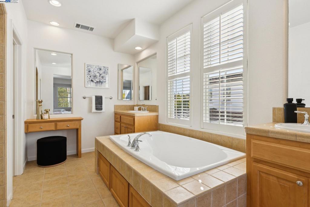 BAY PORT - Residential