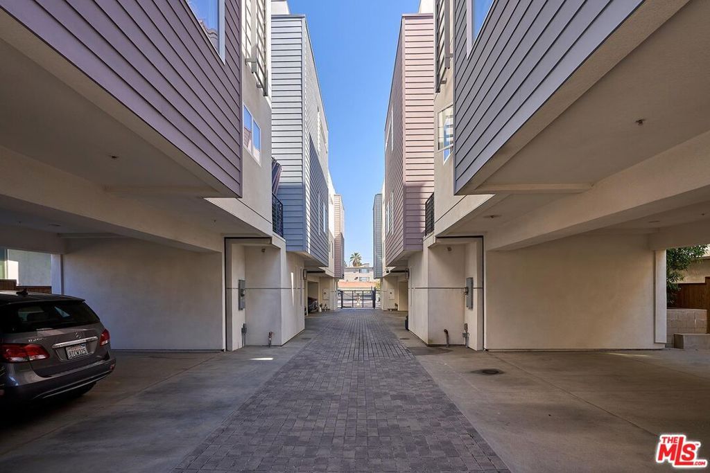 Photo of 319 S Serrano Avenue, Los Angeles, CA 90020 (MLS # 26662961)