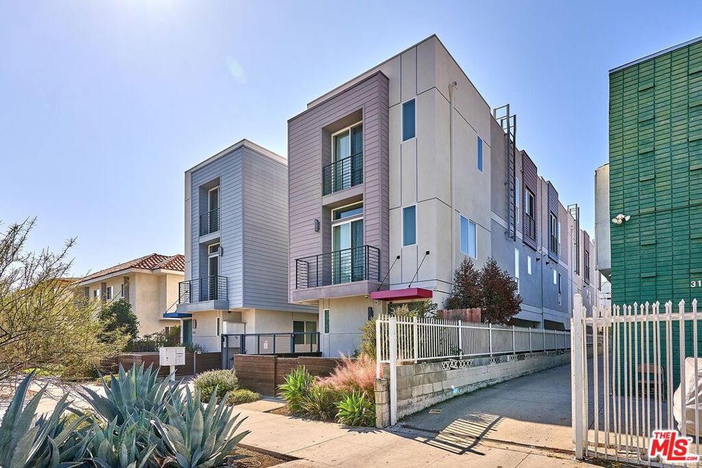 Photo of 319 S Serrano Avenue, Los Angeles, CA 90020 (MLS # 26662961)