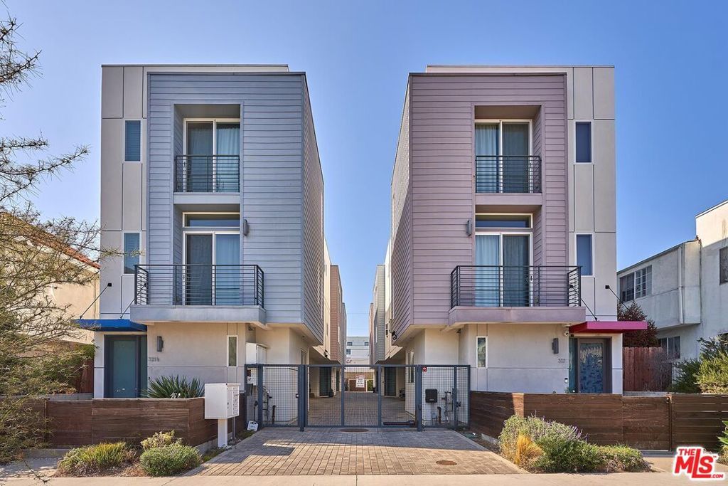 Photo of 319 S Serrano Avenue, Los Angeles, CA 90020 (MLS # 26662961)