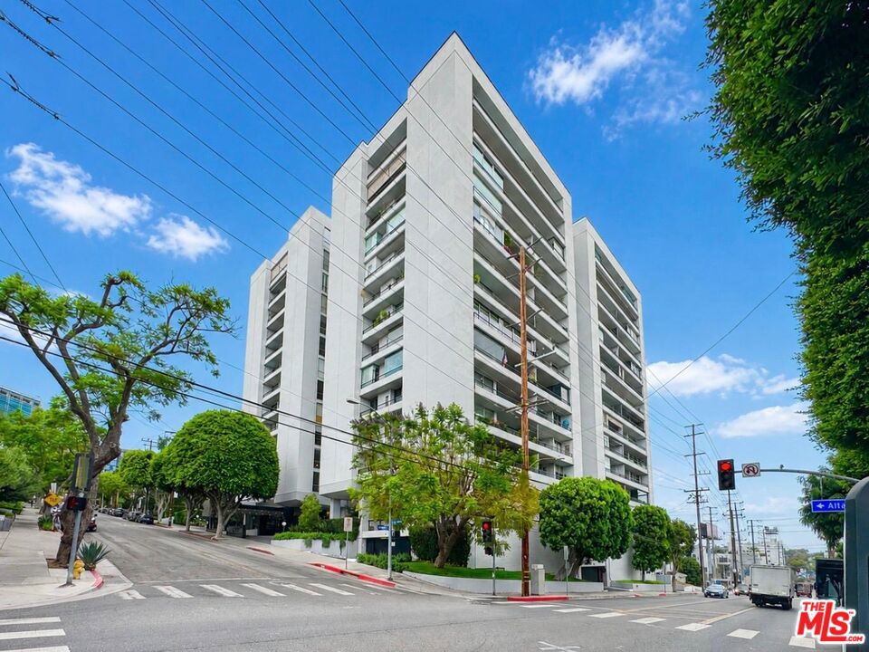 1100 Alta Loma Road 902