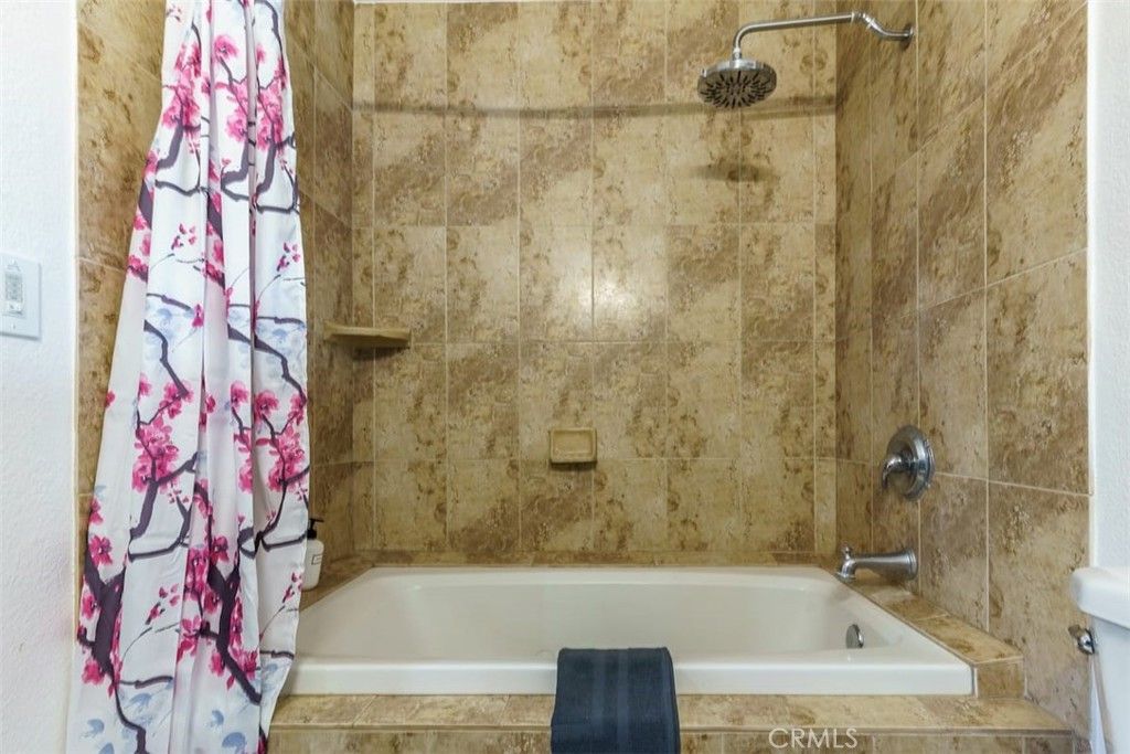 listing image 130724476221815787904