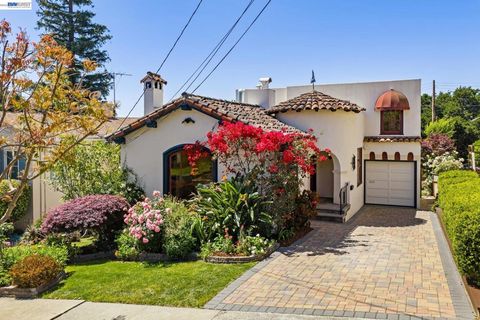 Photo of 2435 Burlington St St, Oakland, CA 94602 (MLS # 41133161)