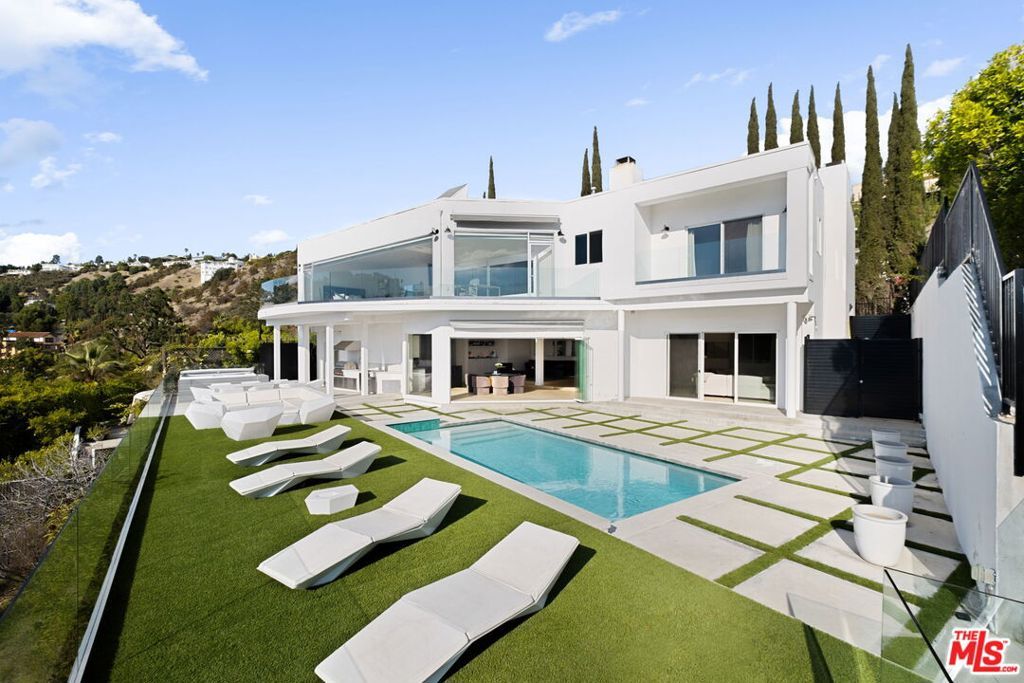 Photo of 7868 Electra Drive, Los Angeles, CA 90046 (MLS # 25547293)