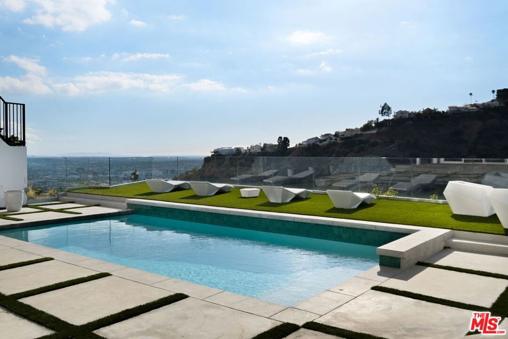 Photo of 7868 Electra Drive, Los Angeles, CA 90046 (MLS # 25547293)
