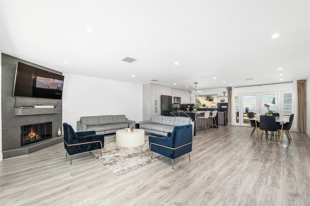 7136 Forest Hills