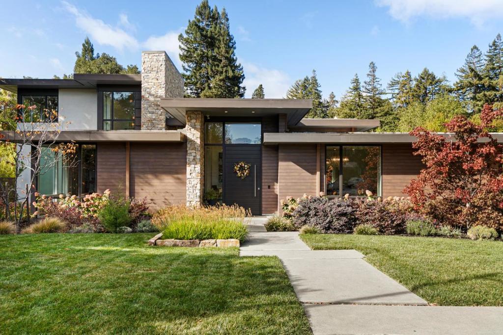 2170 Edgecourt Drive