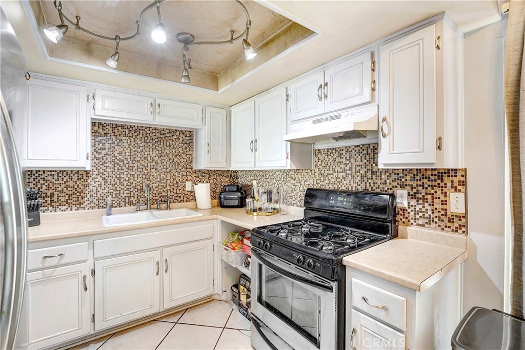 810 W Compton 16