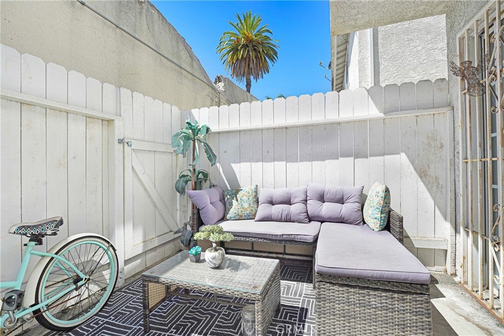 810 W Compton 16