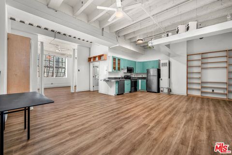 Photo of 312 W 5th Street #802, Los Angeles, CA 90013 (MLS # 25592641)