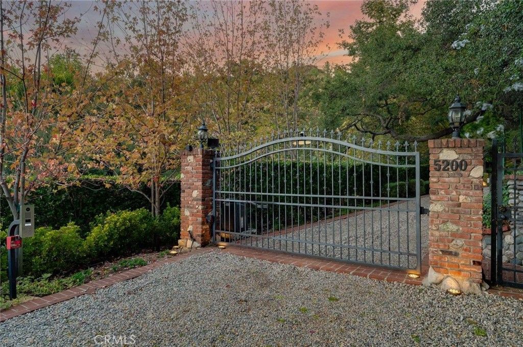 Photo of 5200 Jessen Drive, La Canada Flintridge, CA 91011 (MLS # CV25231197)